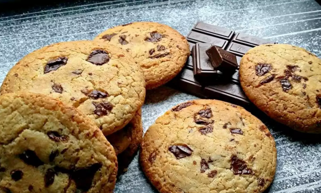 бисквита с парченца шоколад